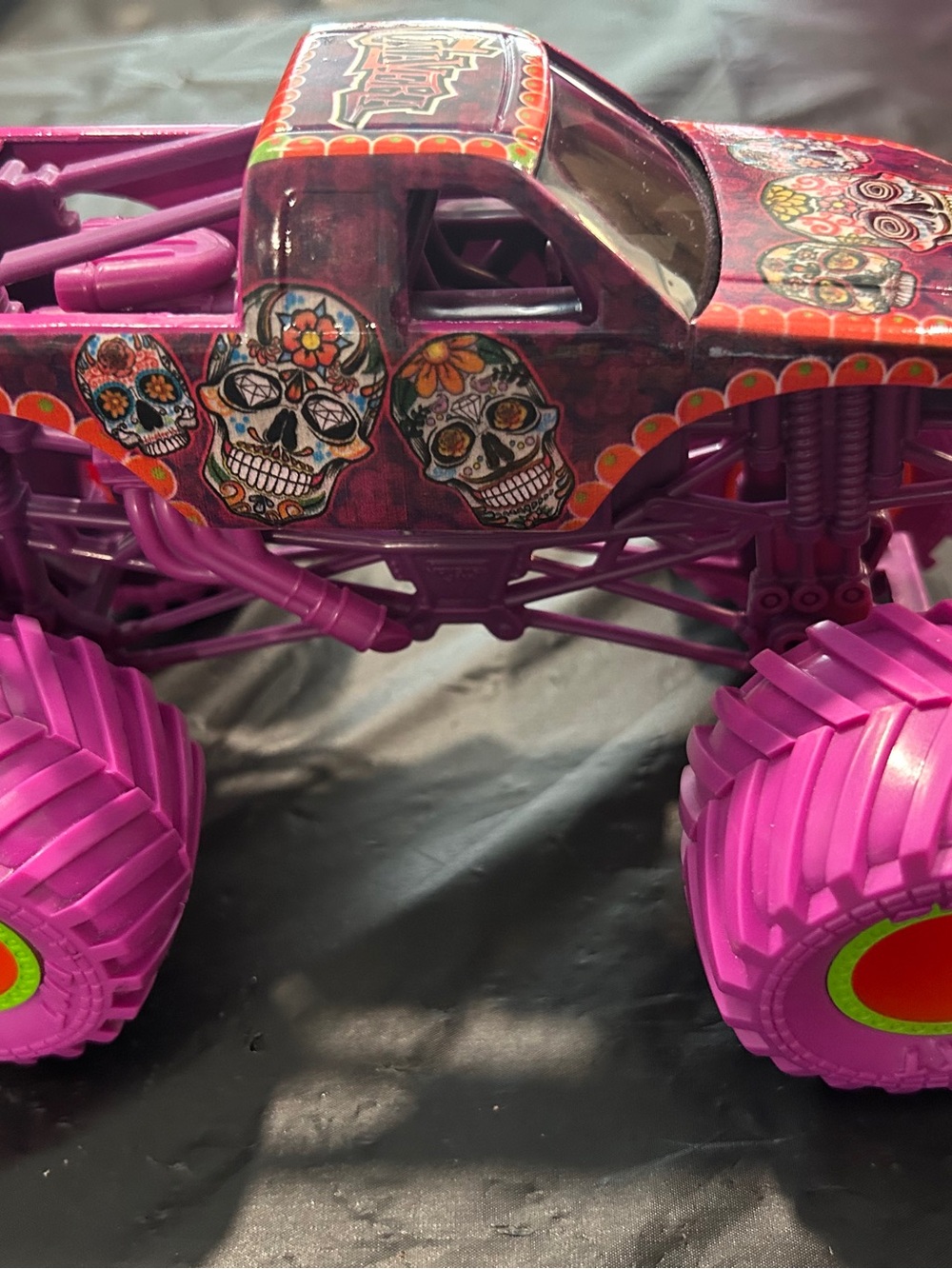 Calavera Monster Jam  Truck Toy - Pink  Skull Design - Picture 5 of 8